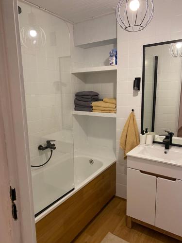 Ένα μπάνιο στο Apartament w ZIELONEJ OKOLICY z TARASEM