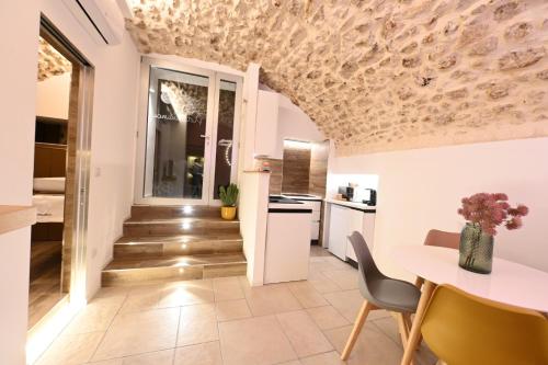 Kuchyň nebo kuchyňský kout v ubytování Pietrabianca Apartments San Lorenzo