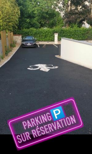 a parking sub registration sign in a parking lot at Lamarck Guest in Bourges