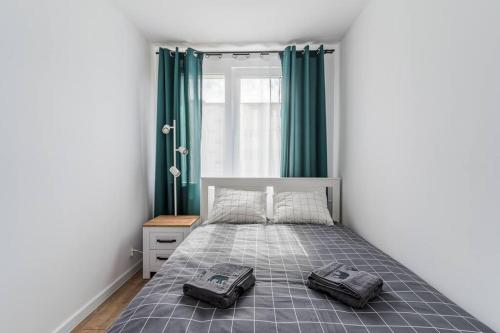 a bedroom with a bed with two baskets on it at Uroczy apartament 2 pokoje - 10 min do morza! in Gdańsk