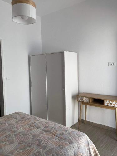 een slaapkamer met een kledingkast, een bed en een tafel bij Marina's House in Triovasálos