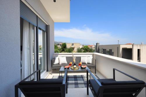 Bonaca apartments with terrace, barbecue and private parking
