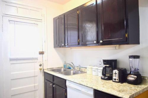 cocina con fregadero y encimera en (49.1W) Beautiful Getaway in Saint Louis, en Benton