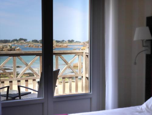 Výhled na řeku, která protéká v blízkosti hotelu