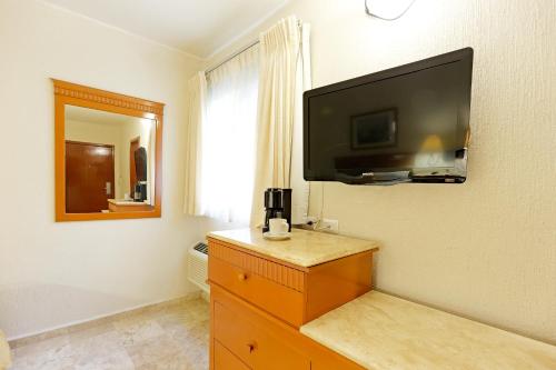 TV a/nebo společenská místnost v ubytování Hotel Olmeca Plaza
