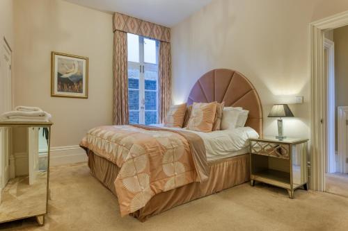 เตียงในห้องที่ The Regency - Sea views and a modern art deco style interior
