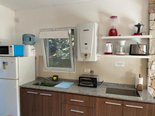 cocina con refrigerador blanca y encimera en Arena de mar depto K en Mar de las Pampas