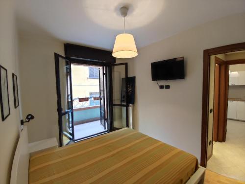 1 dormitorio con cama y ventana en 6 a casa en Milán
