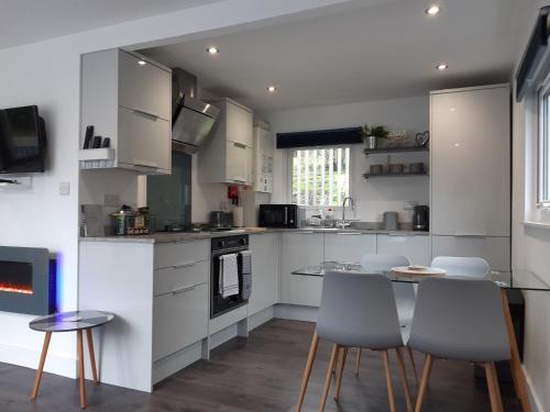 Kuchyň nebo kuchyňský kout v ubytování Chalet 174 Glan Gwna Park Caernarfon