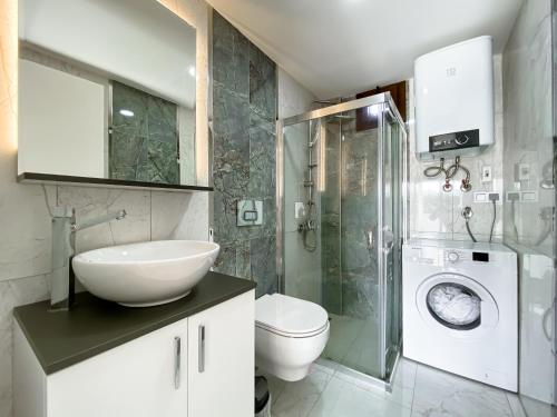 Un baño con lavabo, inodoro y ducha. en Turgutreis Apart Otel, en Bodrum City