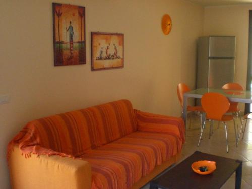 sala de estar con sofá y mesa en Villa Solare, en Marina di Noto