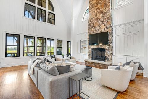 ein Wohnzimmer mit Sofa und Kamin in der Unterkunft Club Cottage 6 in Kiawah Island