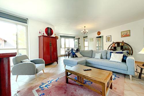 un salon avec un canapé bleu et une table dans l'établissement Charmant 110m avec BALCON au CENTRE vieille-ville, à Annecy