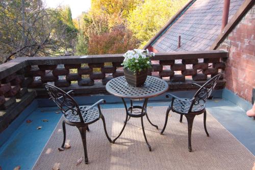 a table with two chairs and a potted plant on a patio at Louisville Bourbon Inn in Louisville