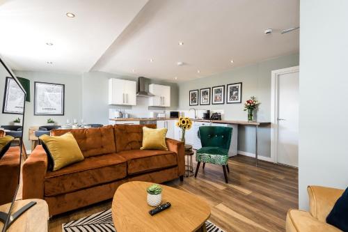 uma sala de estar com um sofá e uma mesa em Host & Stay - Catharine Quarters em Liverpool