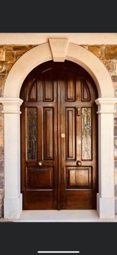 a large wooden door in a stone building at B&B Girasole in Torraca