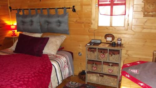 1 dormitorio con cama y ventana en Au Cabanon Chez Nath - chbre d'hôtes - gîte, en Varages