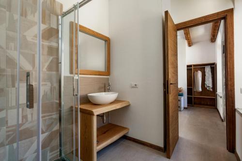 ein Bad mit einem Waschbecken und einer Glasdusche in der Unterkunft Il Busciolotto in Santa Teresa Gallura