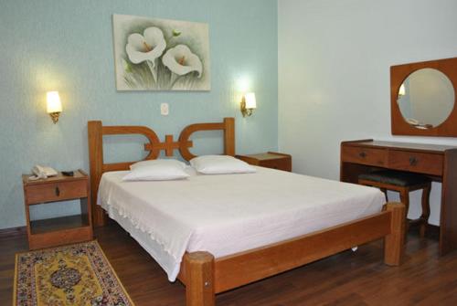 Un pat sau paturi într-o cameră la Hotel Negreiros
