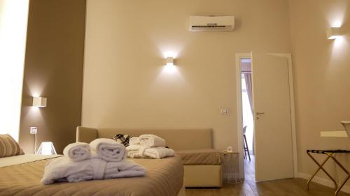 Habitación con 2 camas y toallas. en La Banchina Holiday Rooms, en Trani