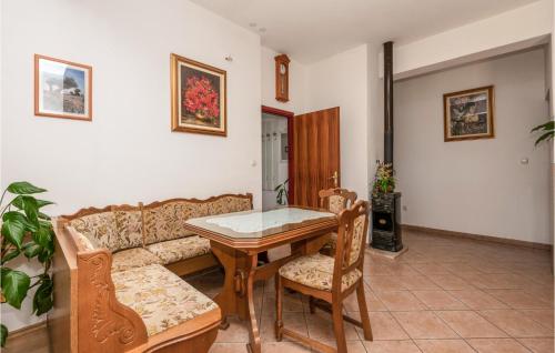salon z kanapą, stołem i krzesłami w obiekcie Cozy Apartment In Makarska With Wifi w Makarskiej