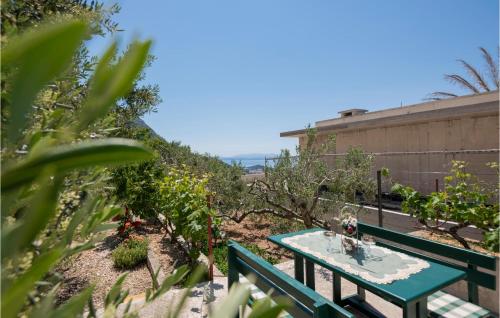 Three-Bedroom Apartment In Makarska