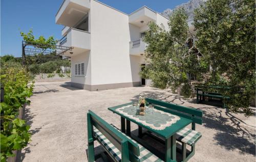 Three-Bedroom Apartment In Makarska