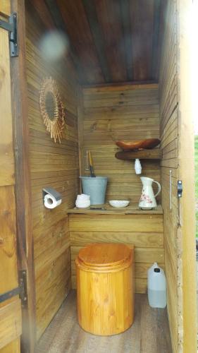 Habitación pequeña de madera con mesa y barril en LOVE HORIZON en Monprimblanc