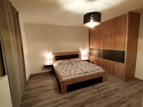 um pequeno quarto com uma cama num quarto em Apartmán Pod sjezdovkami em Dolní Morava