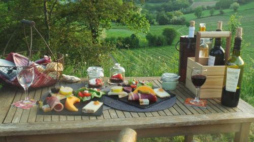 - une table de pique-nique avec une assiette de nourriture et de vin dans l'établissement LOVE HORIZON, à Monprimblanc