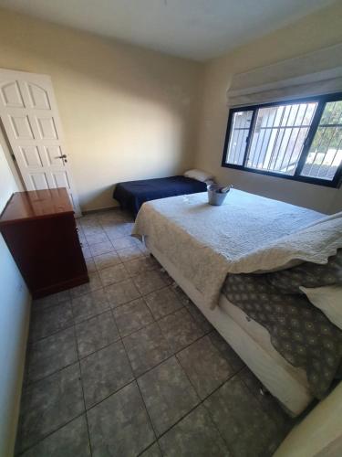 Кровать или кровати в номере Jeremias Hostel Bar