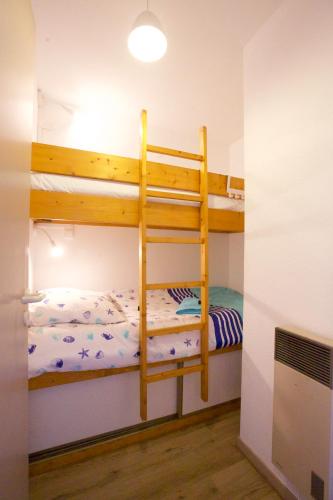 une chambre avec deux lits superposés dans une pièce dans l'établissement Hossegor - Vue Océan - Plage - Couple - Famille, à Soorts-Hossegor