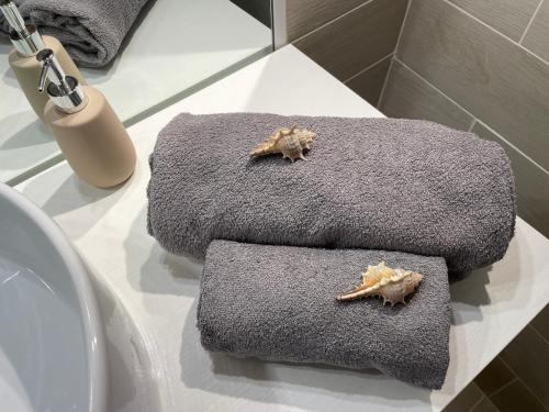 two towels on a counter in a bathroom at Il Dammuso dei Sogni in Modica