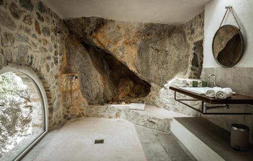 帕翠莫尼歐的住宿－Résidences Canta Furmigula，石质浴室设有水槽和石墙