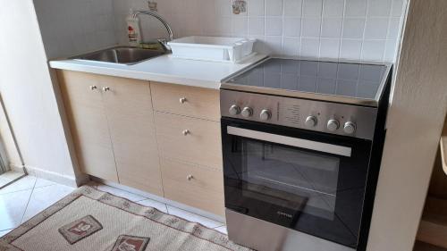 una cucina con piano cottura e lavandino di Kissamos Nice Apartment2 a Kíssamos