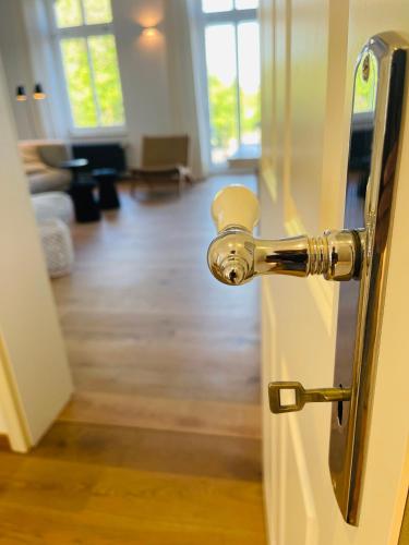 a door knob on a door with a living room at Kaiserliche Post Suites Bevensen-Ferienwohnung in Bad Bevensen