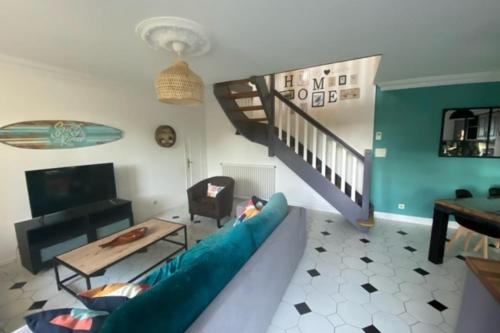 - un salon avec un canapé et un escalier dans l'établissement BELLE maison avec JARDIN  à Arradon, à Arradon