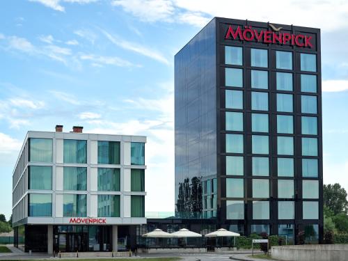 Um edifício alto com um sinal de novartis. em Mövenpick Zagreb em Zagreb