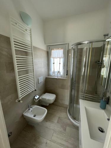 y baño con lavabo, aseo y ducha. en borgoAmare zagar&trabocchi, en Marina di San Vito