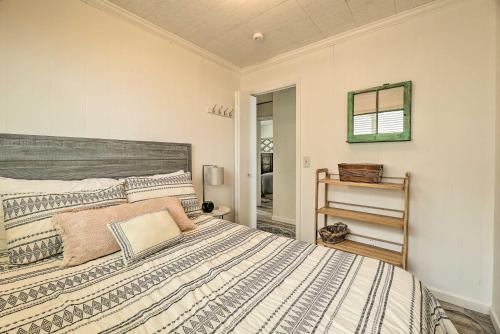 Posteľ alebo postele v izbe v ubytovaní Lakefront Cottage Near Wineries and State Parks!