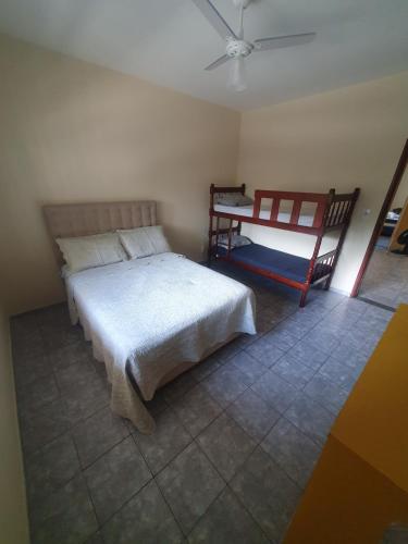 En eller flere senge i et værelse på Jeremias Hostel Bar