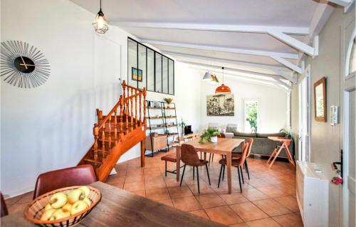 une salle à manger et un salon avec une table et des chaises dans l'établissement Stunning Home In Colonzelle, à Colonzelle