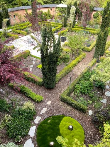 un jardín con un círculo en el medio. en Lakeside Villa en Cottage Grove