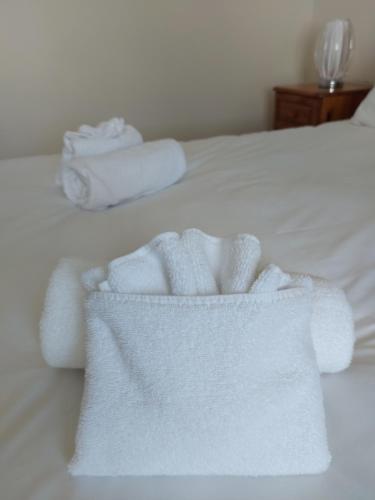 sterta ręczników na łóżku w obiekcie Ardmore Cottage - Failte Ireland Quality Assured w mieście Muff