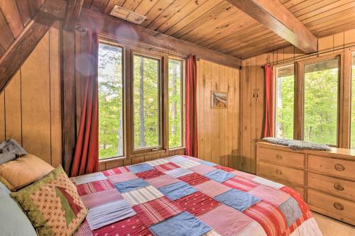 Cama o camas de una habitación en Sleeping Bear Lake Cabin Hot Tub, Dock and Sauna!