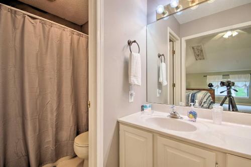 Koupelna v ubytování 2 Mi to Margaritaville Resort Lake-View Retreat!