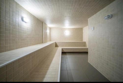 ein großes Badezimmer mit Badewanne und Dusche in der Unterkunft Resort Gramado Golden Laghetto in Gramado