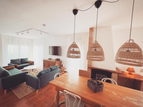 een woonkamer met een bank en een tafel bij Villa Mas Blau Mar in Lloret de Mar