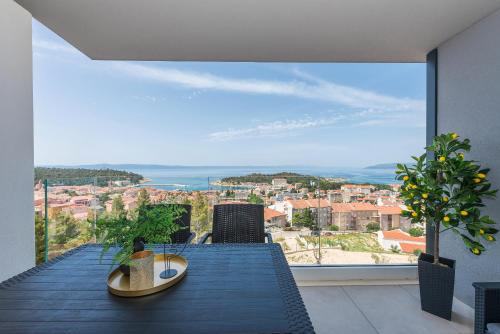 een eettafel met uitzicht op de stad bij Luxury Apartment LEMON Sea & City view in Makarska