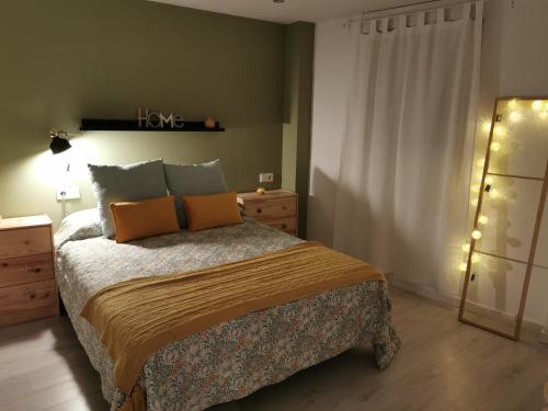 - une chambre avec un lit, un miroir et des lumières dans l'établissement Laurel No5, à Logroño